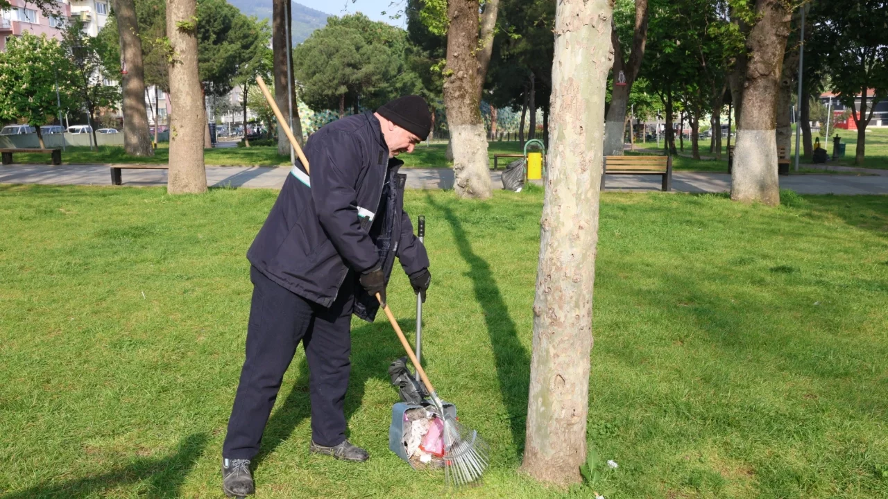 Osmangazi'de yeşil alanlarda temizlik çalışması