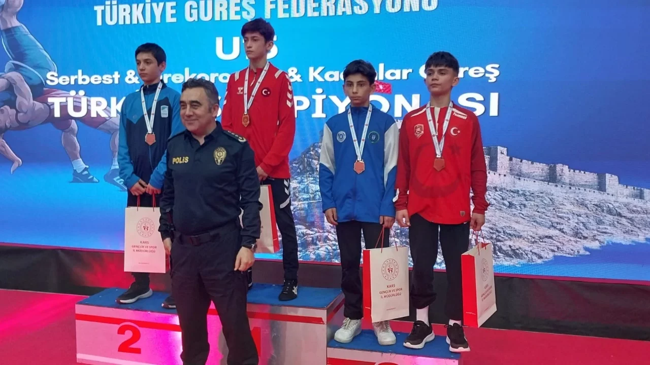 Bursa Büyükşehir Belediyesporlu güreşçilerden Türkiye Şampiyonası'nda madalya