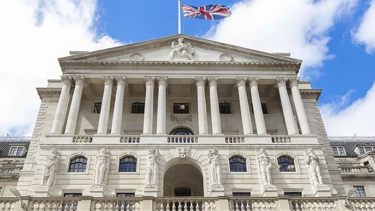 İngiltere Merkez Bankası politika faizini sabit tuttu