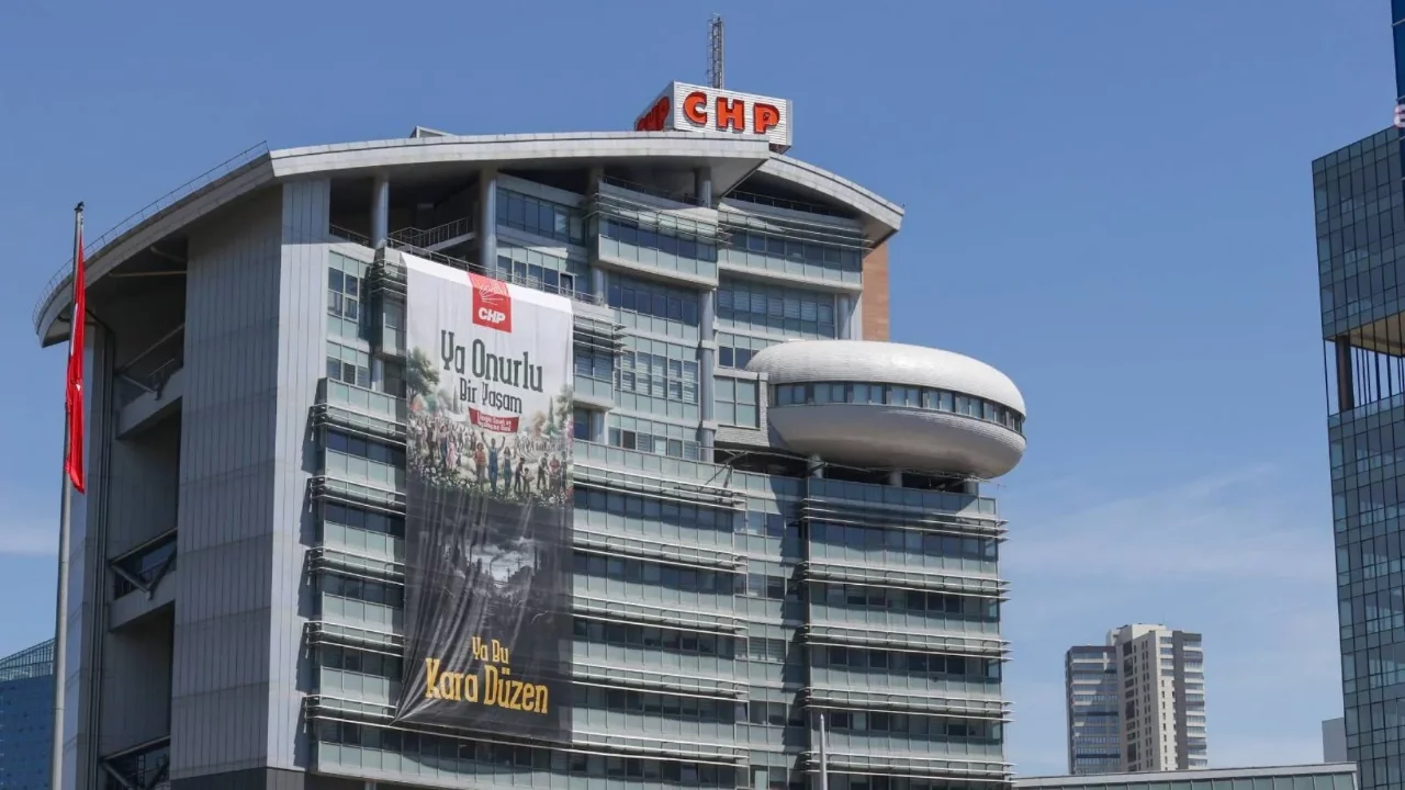 CHP Genel Merkezi'ne 1 Mayıs afişi asıldı