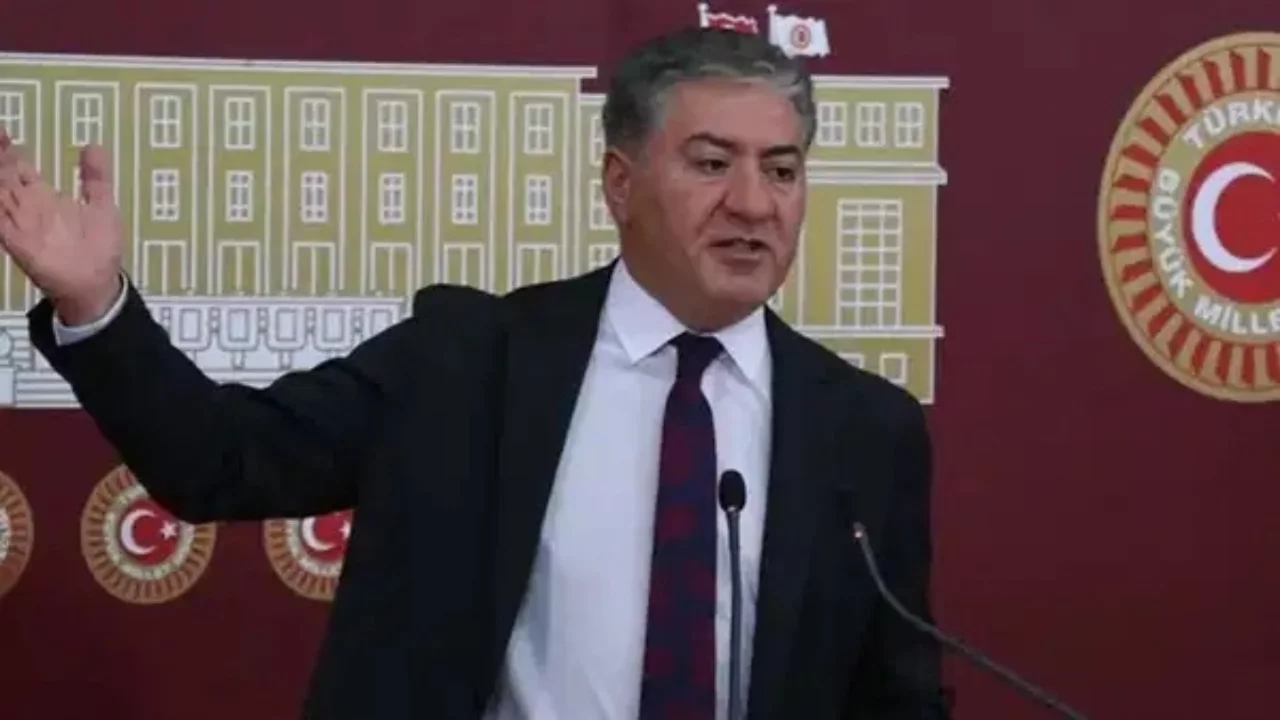 CHP'li Murat Emir'den 'tatil görüntüleri' tepkisi: 'Devletin namusuna emanet edilmiş bir telefond...