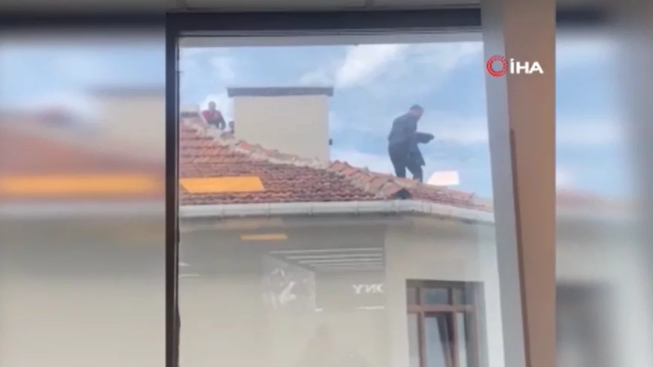 İstanbul'da çatıya çıkan şahıs etrafa kiremit ve şişe attı, polisin 1 saatlik çalışmasıyla indirildi