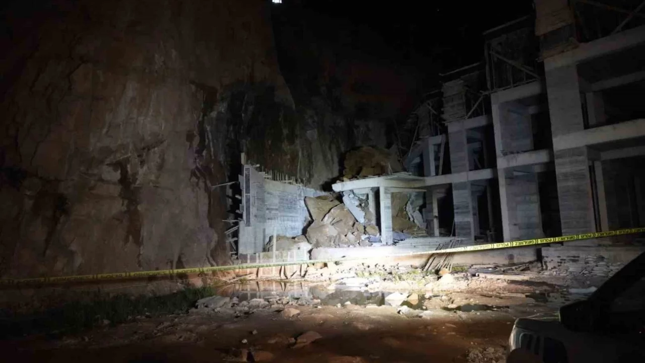 Yamaçtan kopan dev kayalar, inşaat halindeki binanın üstüne düştü