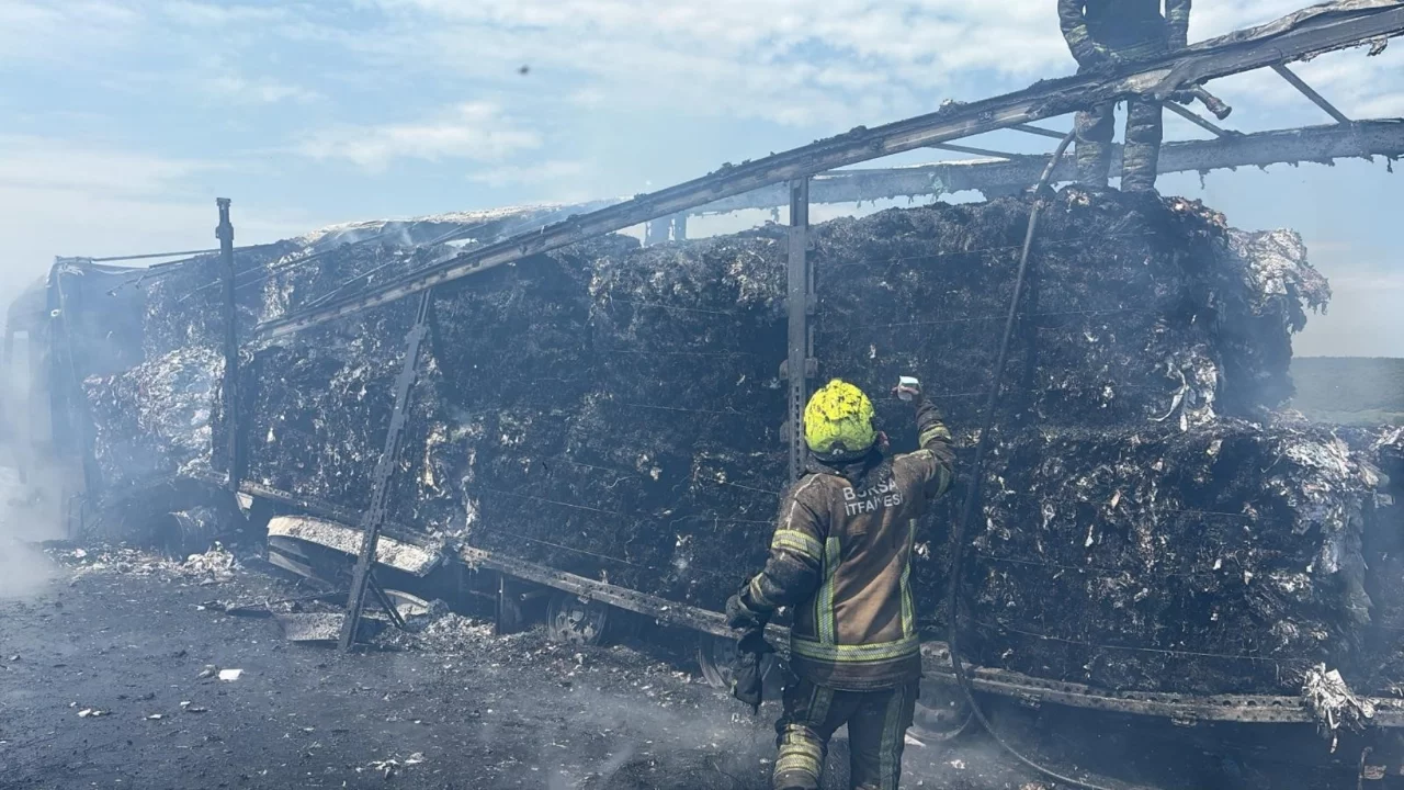Bursa İzmir Yolu Batı gişelerinde tır yandı!