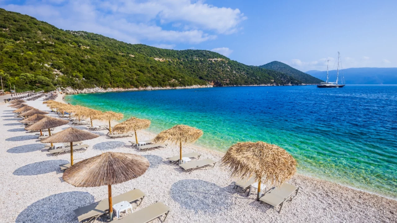 Yunanistan'dan çevre koruma adımları: 251 plajda şezlong ve şemsiye yasak