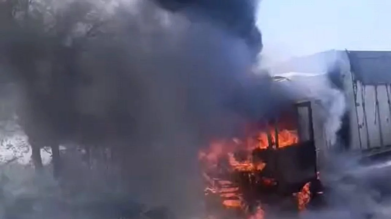 Bursa'da seyir halindeki tır alev alev yandı