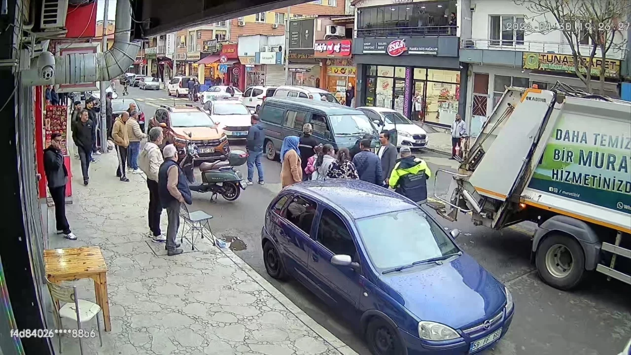 Çöp toplama kamyonuna çarpan hafif ticari araç işçiyi yaraladı