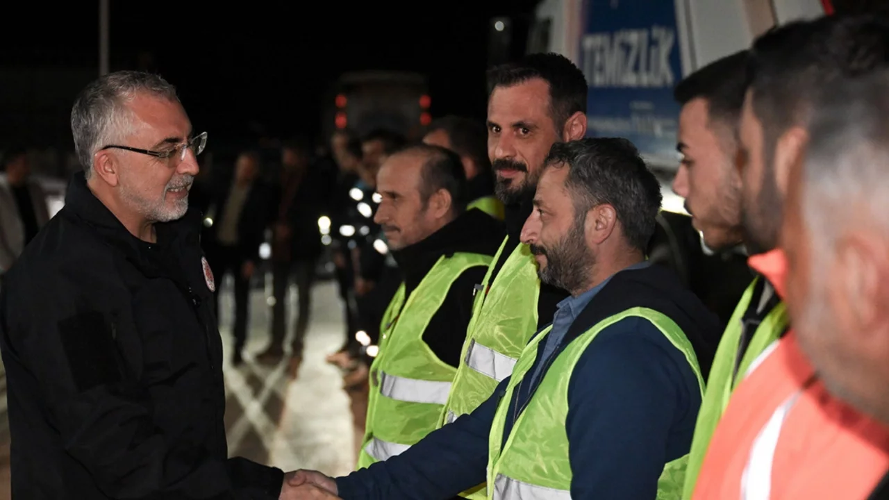 Çalışma ve Sosyal Güvenlik Bakanı Işıkhan, 1 Mayıs'ı işçilerle karşıladı