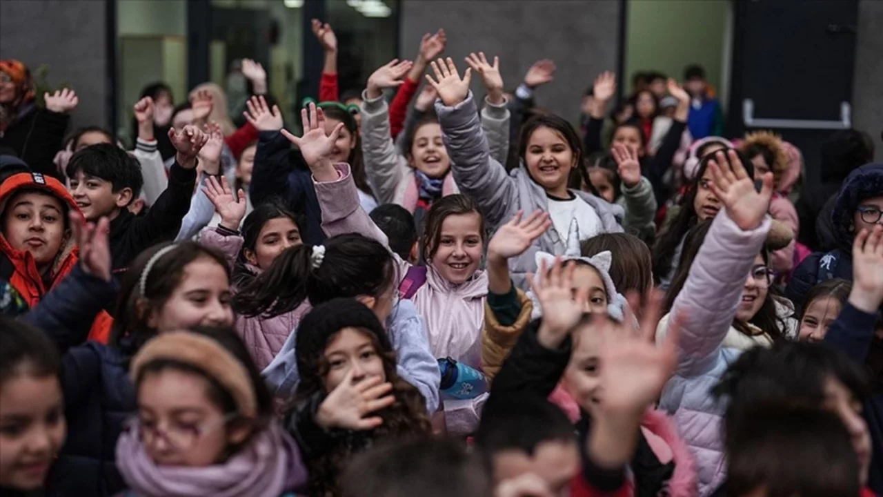 Bakan Tekin duyurdu: Okullarda ara tatil kalkıyor yaz tatili uzuyor