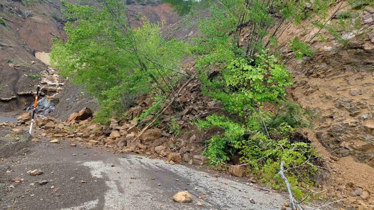 Kastamonu'da heyelan nedeniyle 5 köye ulaşım sağlanan yol kapandı