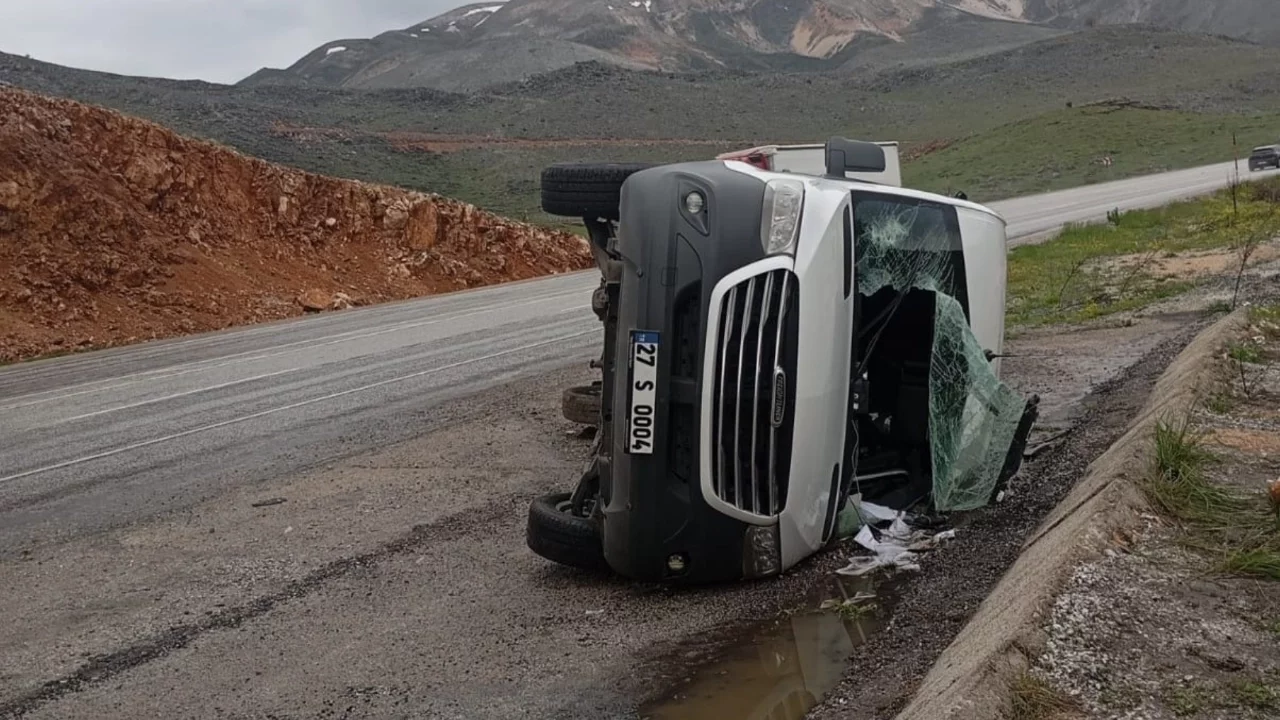 Taziyeye gidenleri taşıyan minibüs devrildi: 11 kişi yaralandı