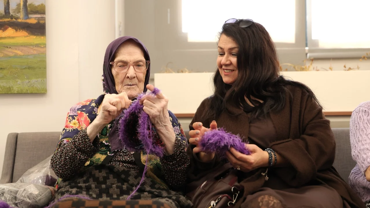 Bursa'da OSMEK kursiyerleri huzurevi sakinleriyle örgü ördü