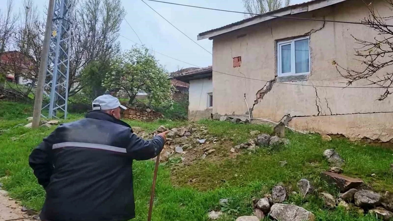 Kırıkkale'de yağış sonrası toprak kaydı, 9 yapı zarar gördü