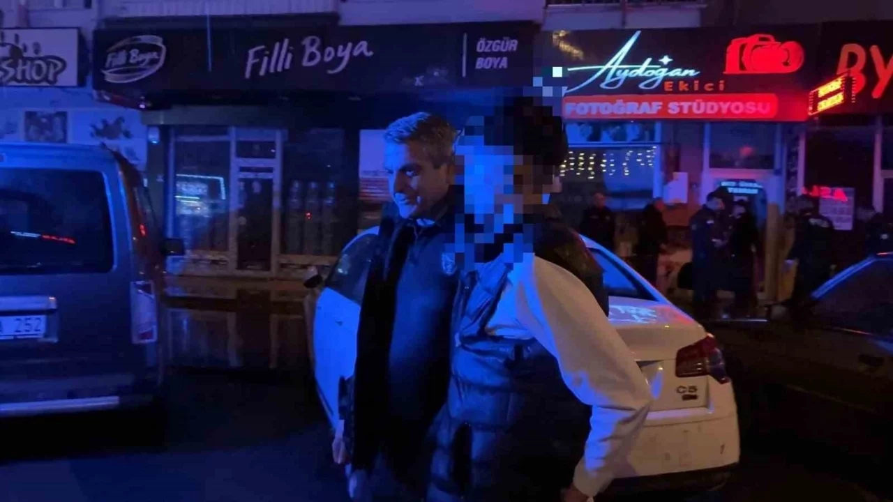 Sokakta tüfekle dolaşan çocuk, kovalamaca sonucu yakalandı