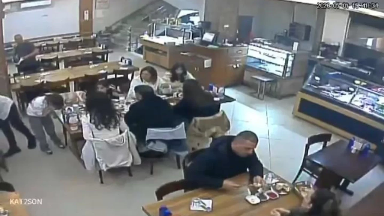 Bursa'da nefes borusuna yemek kaçan küçük kızı restoran çalışanı kurtardı