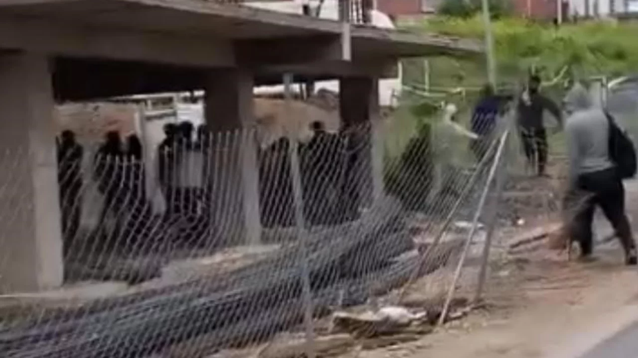 Bursa'da işçiler sopalarla birbirine girdi!
