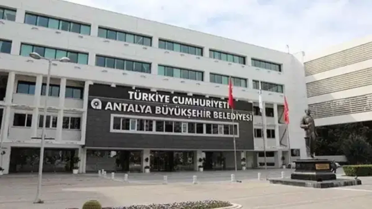 Antalya Büyükşehir Belediyesi'ne operasyon: 27 şüpheli  adliyeye sevk edildi