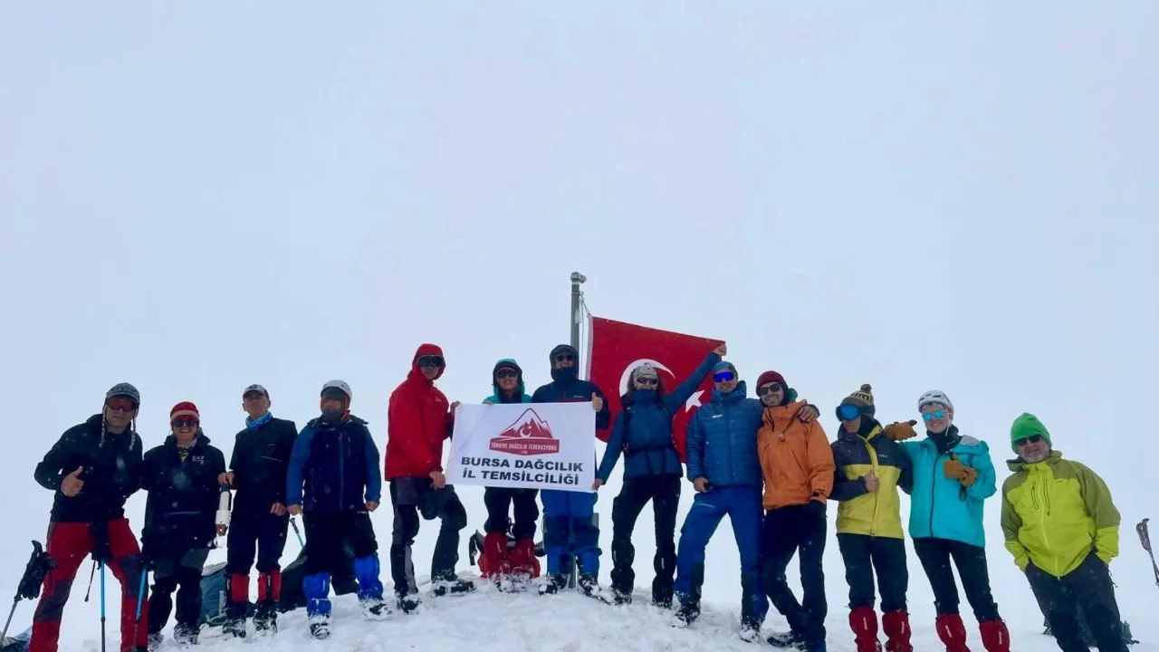 Uludağ'da mayısta kar sürprizi! Bursalı dağcılar 2 metre karda Türk bayrağını dalgalandırdı
