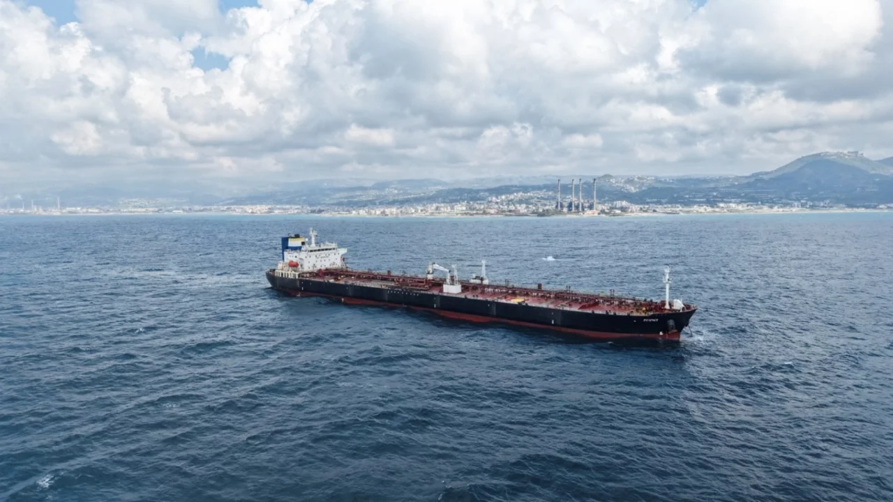 İran'a ait tanker ABD ablukasını deldi