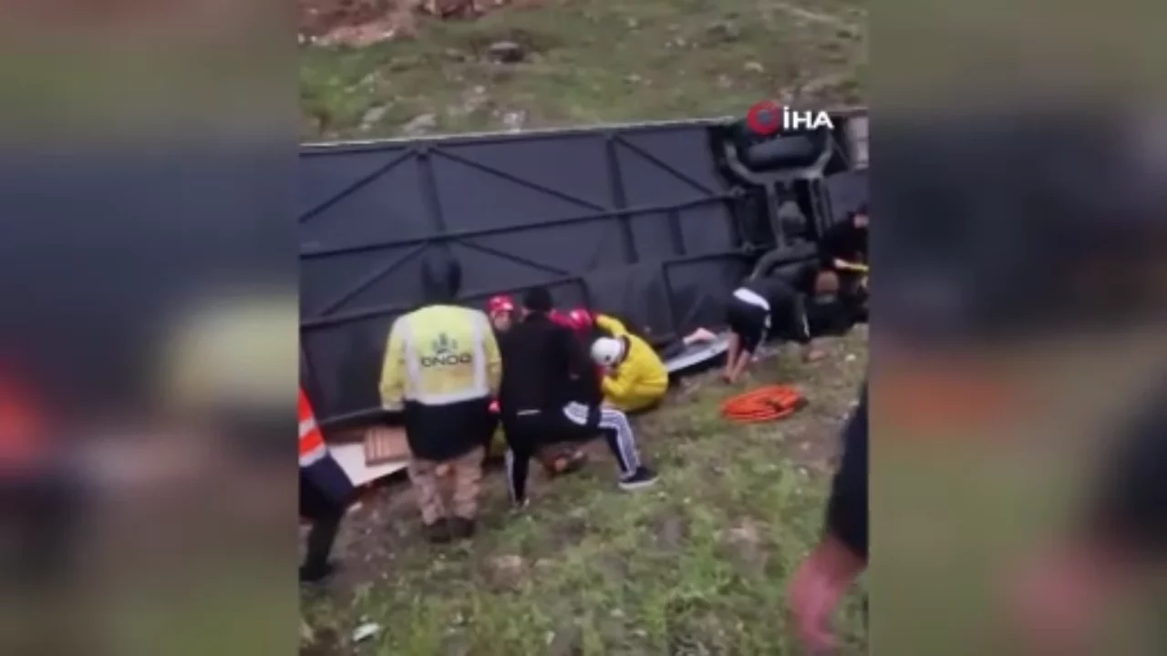 Yolcu otobüsü devrildi: Çok sayıda yaralı var