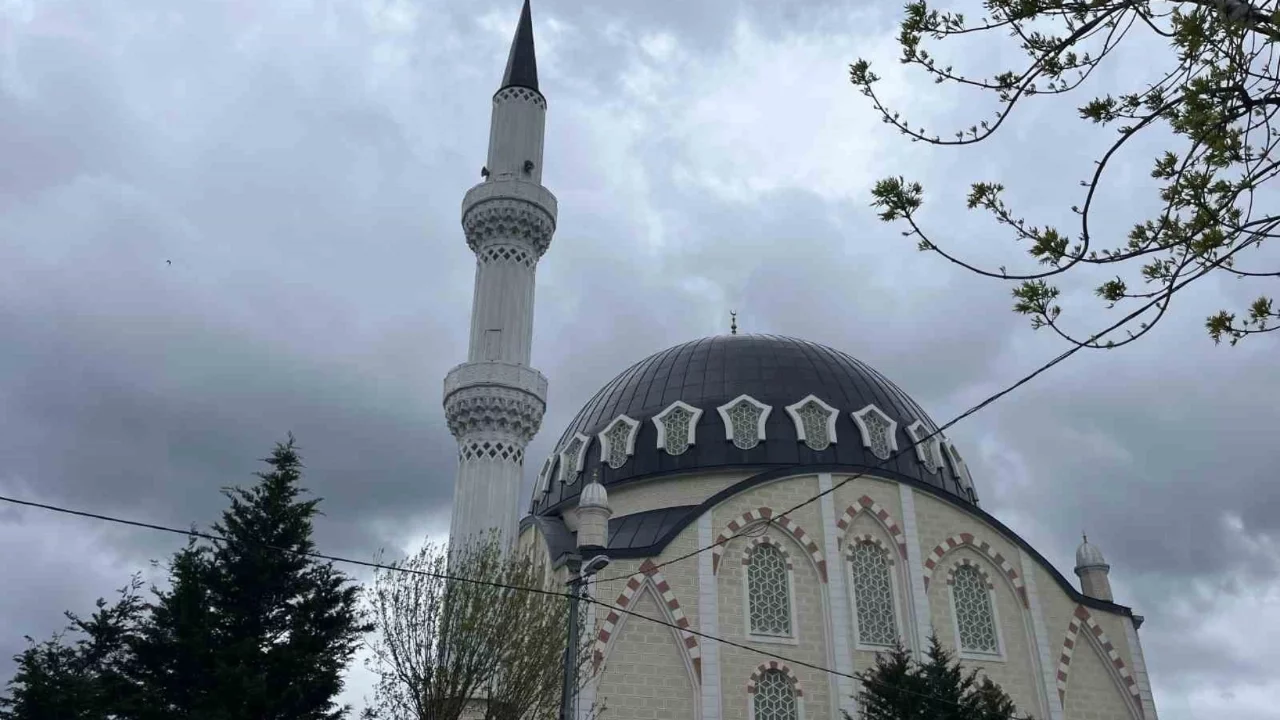 Rüzgarın etkisiyle caminin minaresi sallandı, iki bina tahliye edildi