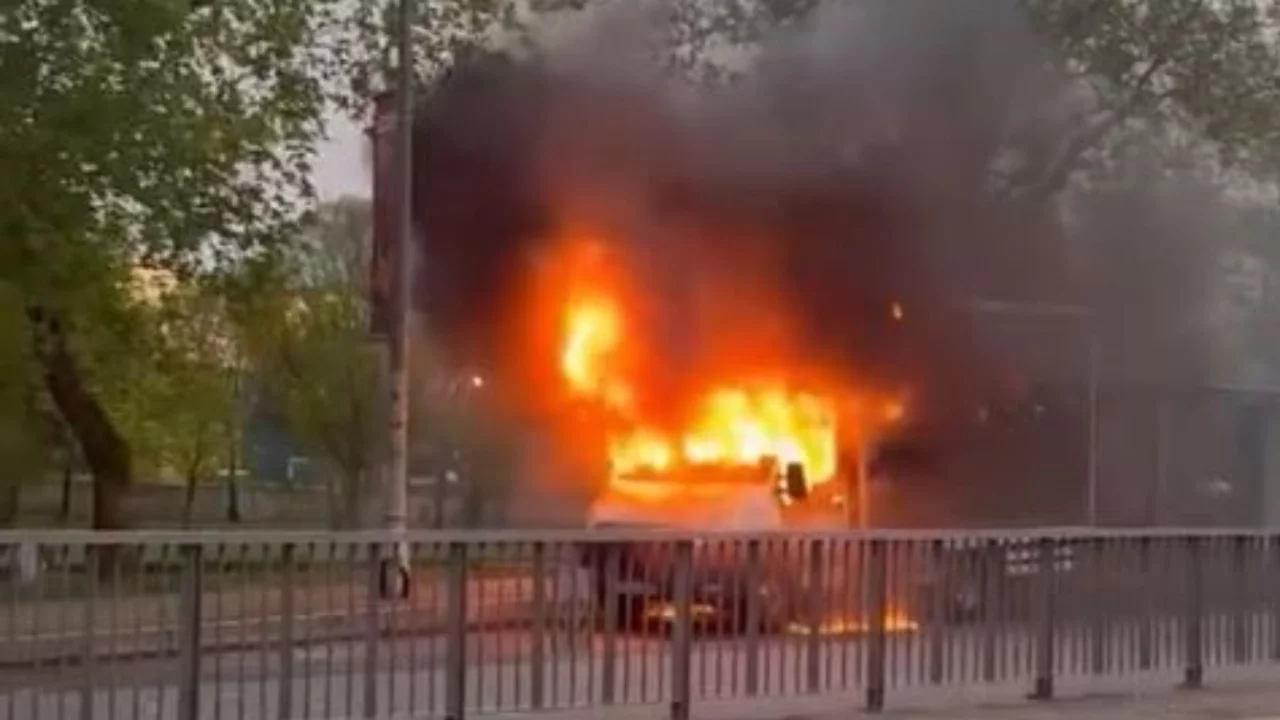 İstanbul'da kamyonet alev alev yandı