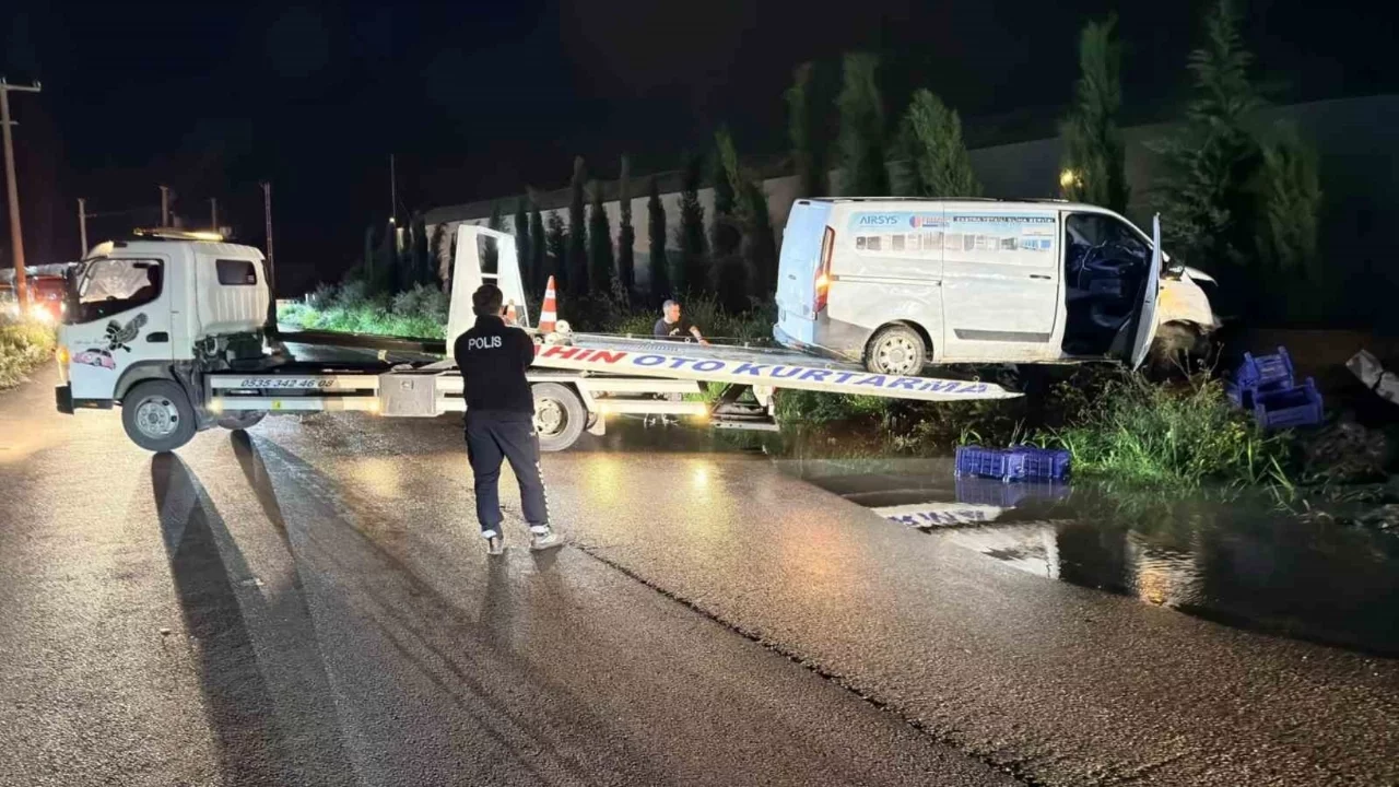 Kaza yapan kamyonet su kanalında asılı kaldı: 1 kişi yaralandı