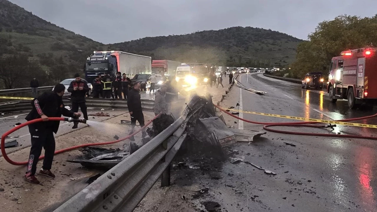Bariyerlere çarparak yanan otomobilin sürücüsü can verdi