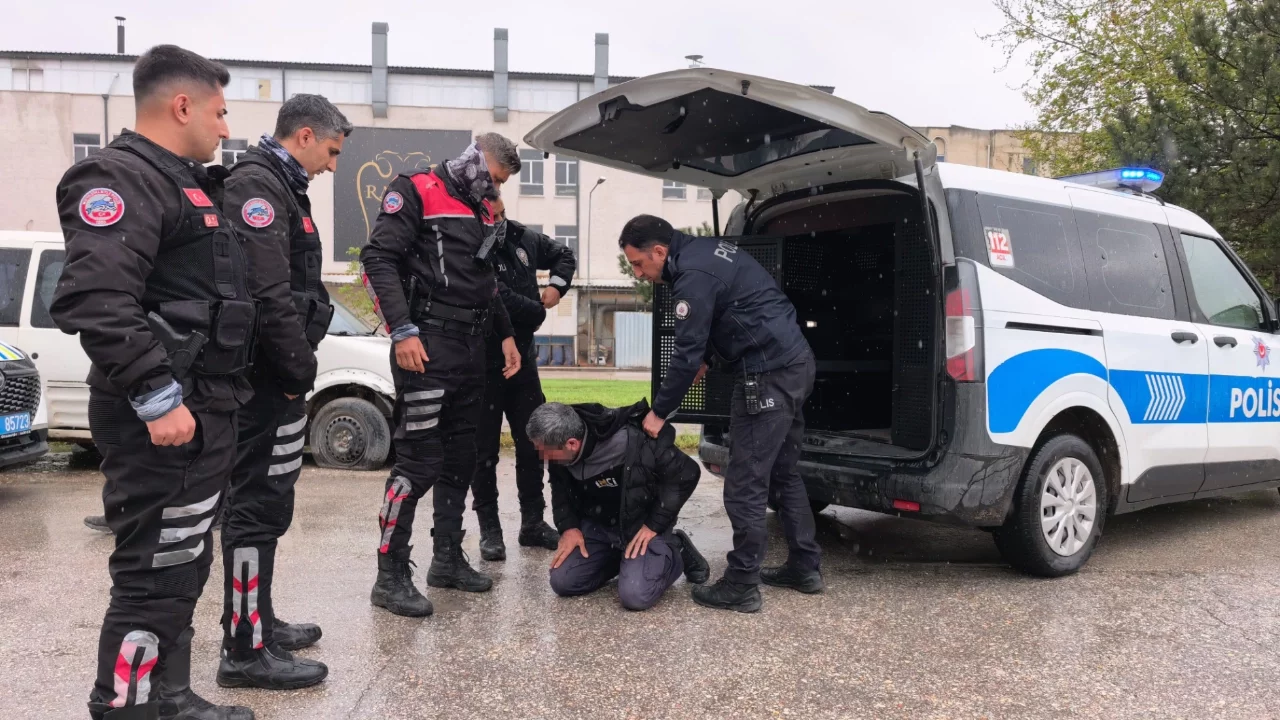 Bursa'da polise direnen ehliyetsiz sürücü gözaltına alındı