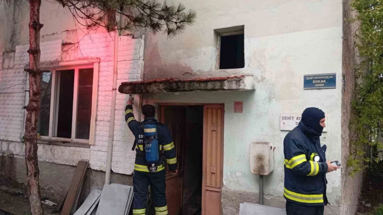 Evde çıkan yangında dumandan etkilenen yaşlı kadın hayatını kaybetti