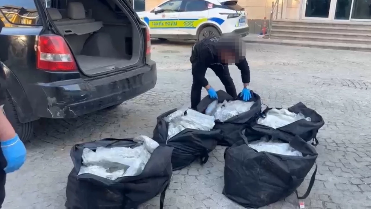 Edirne'de Yabancı plakalı araçta 90 kilo uyuşturucu ele geçirildi