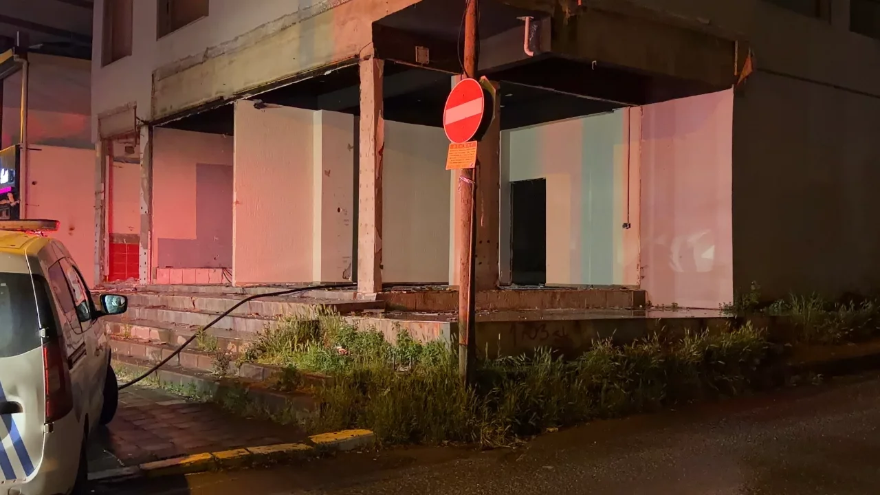 Kocaeli'de tahliye edilen binada yakılan ateş mahallede paniğe neden oldu