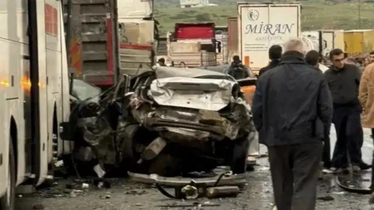 TAG Otoyolu'nda çok sayıda araç birbirine girdi: 1'i ağır 5 yaralı