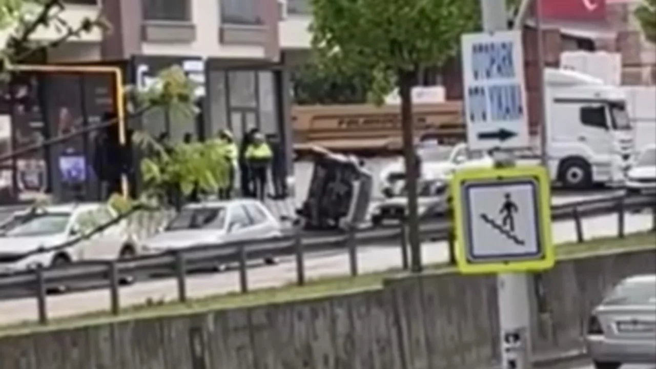 Bursa'da sürücüsünün hakimiyetini kaybettiği otomobil takla attı