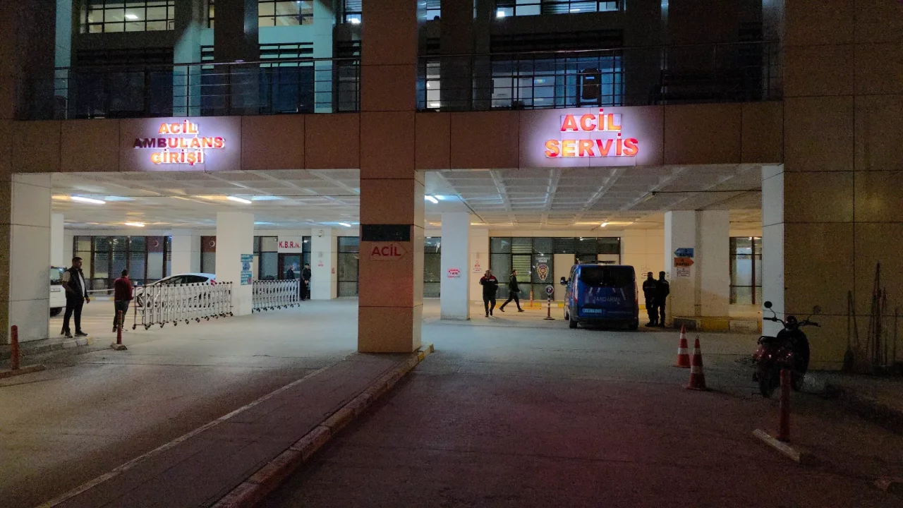 Edirne'de askeri araç duvara çarptı: 2 asker yaralandı
