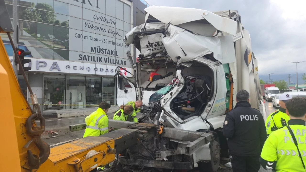 Bursa'da tır ışıklarda duran tankere çarptı: 1 ölü