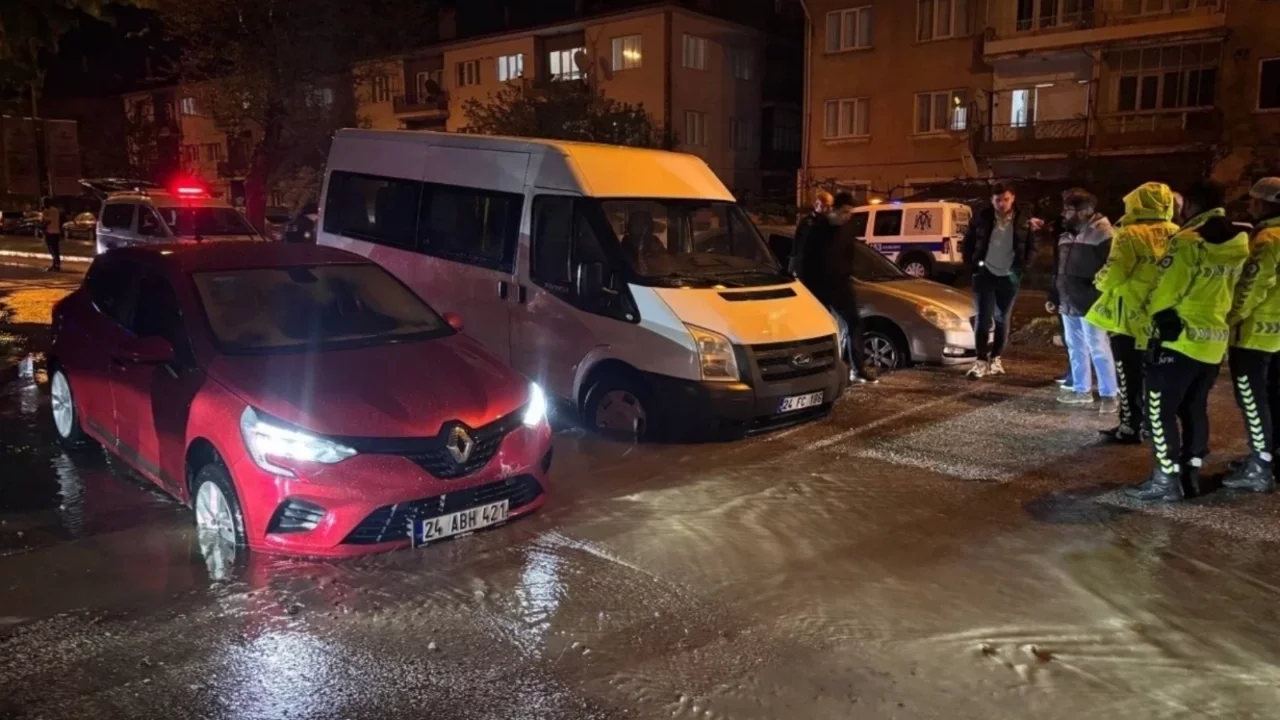 Yağmurda çöken yolda araçlar çukura girdi