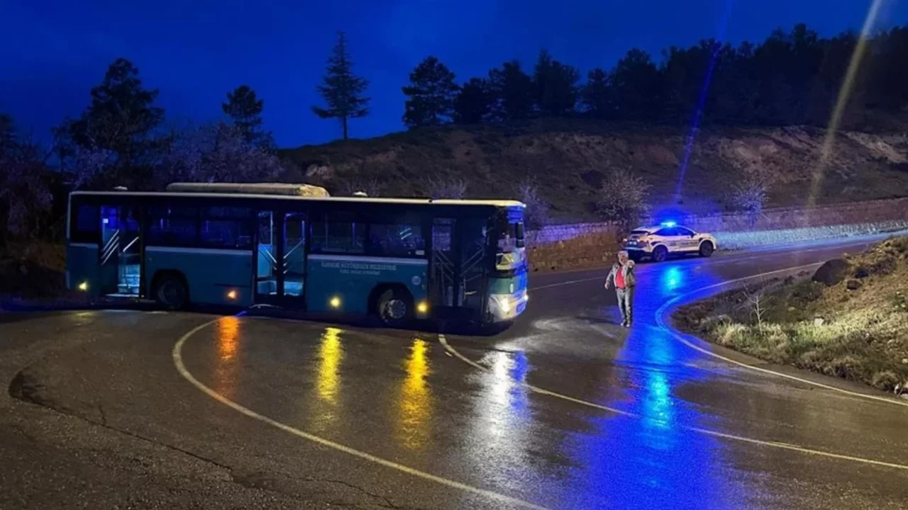 Akılalmaz olay: Çaldığı özel halk otobüsüyle kaza yaptı