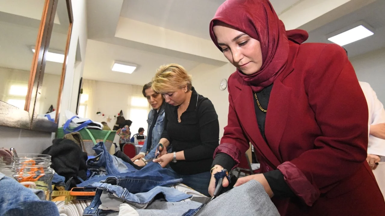 OSMEK bünyesinde eğitim gören kadınlar atıkları sanata dönüştürdü