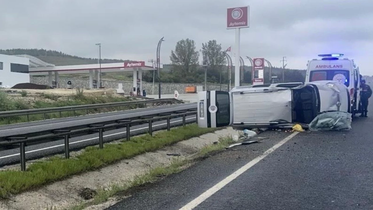 Eskişehir'de ıslak yolda kontrolden çıkan araç yan yattı: 4 kişi yaralandı