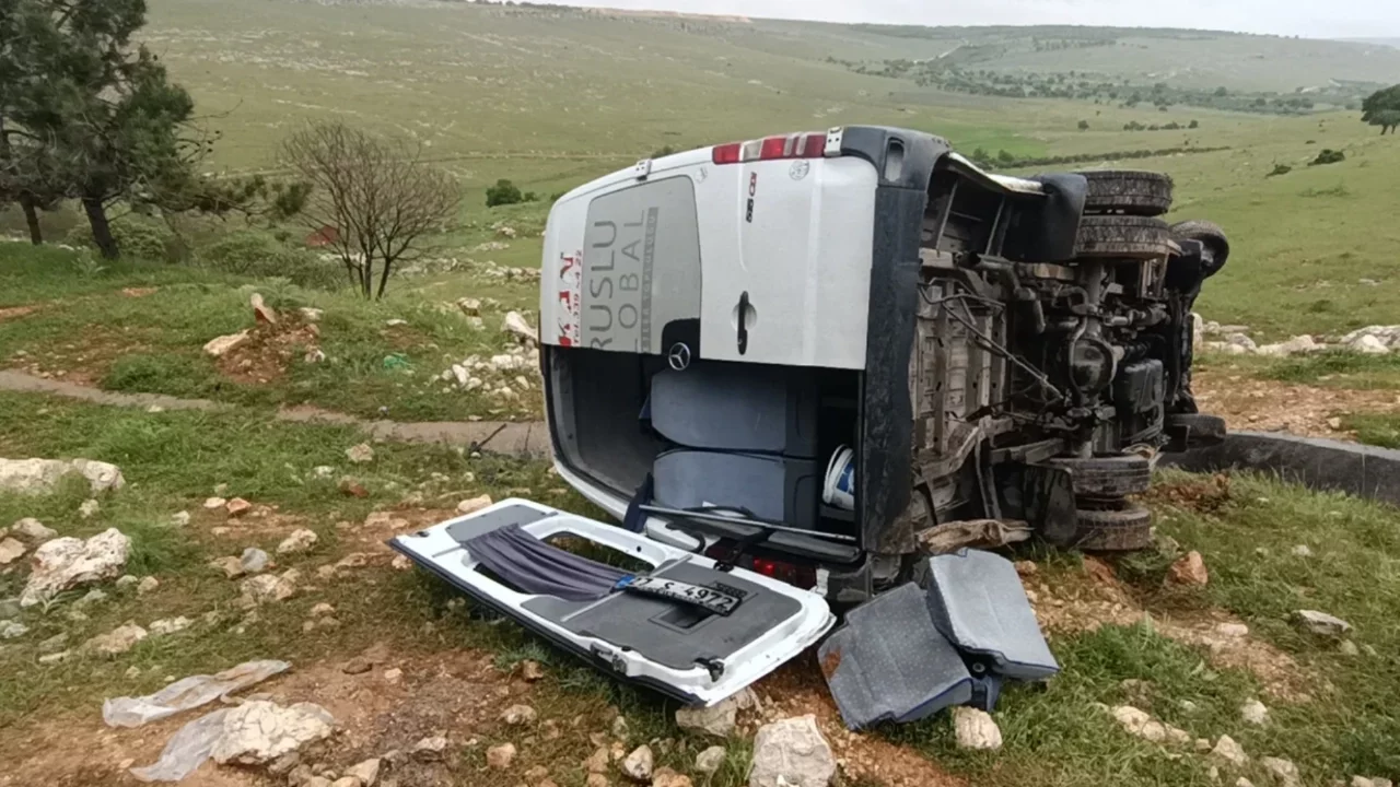İşçi servisi devrildi: Çok sayıda yaralı var!