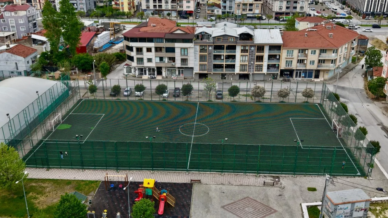 Gemlik Belediyesi'nden halı sahalarda bakım ve yenileme çalışması