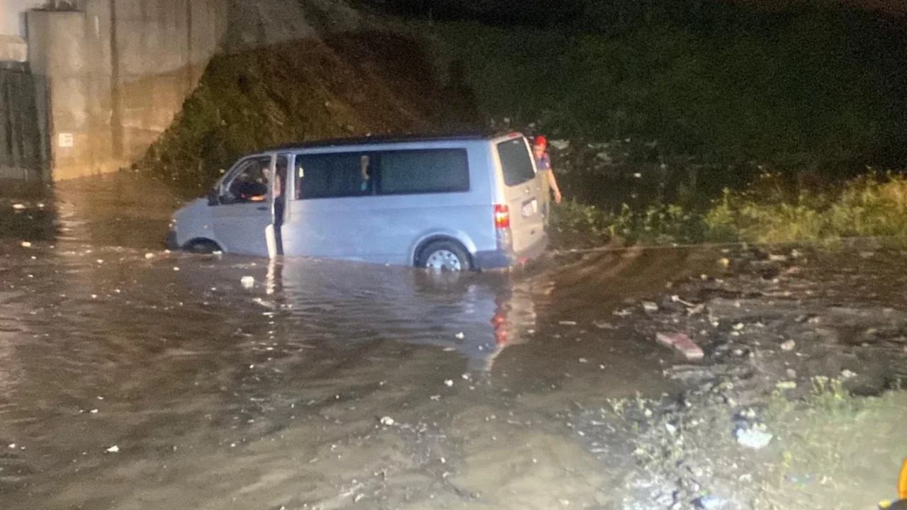 Alt geçitte mahsur kalan anne-oğul kurtarıldı