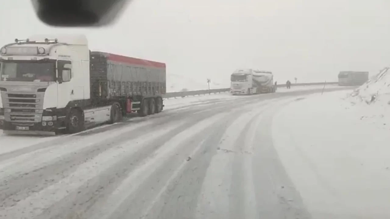 Mayısta bastıran kar ve tipi ulaşımda aksamalara neden oldu