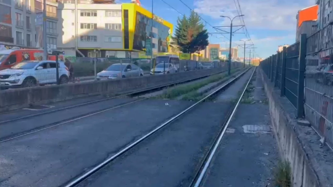 İstanbul'da tramvay ile motosiklet çarpıştı: 1 ağır yaralı