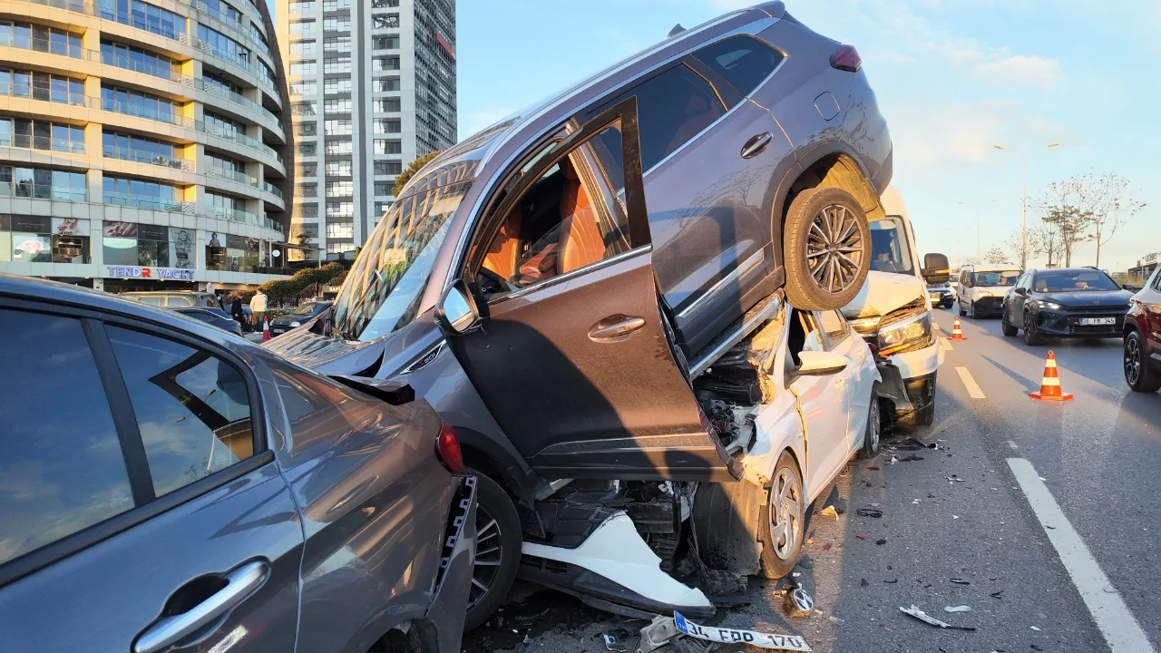 İstanbul'da 4 aracın karıştığı zincirleme kaza: 5 yaralı