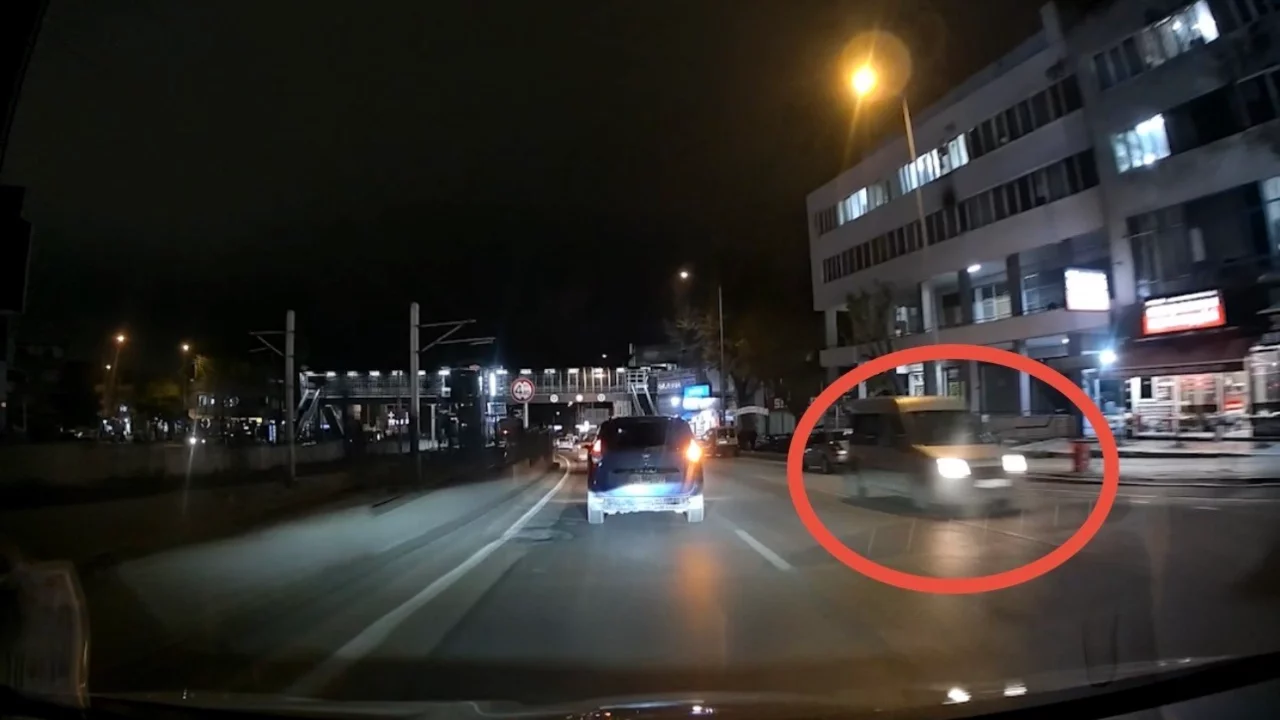Bursa'da ters yönde ilerleyen araç kameraya yansıdı