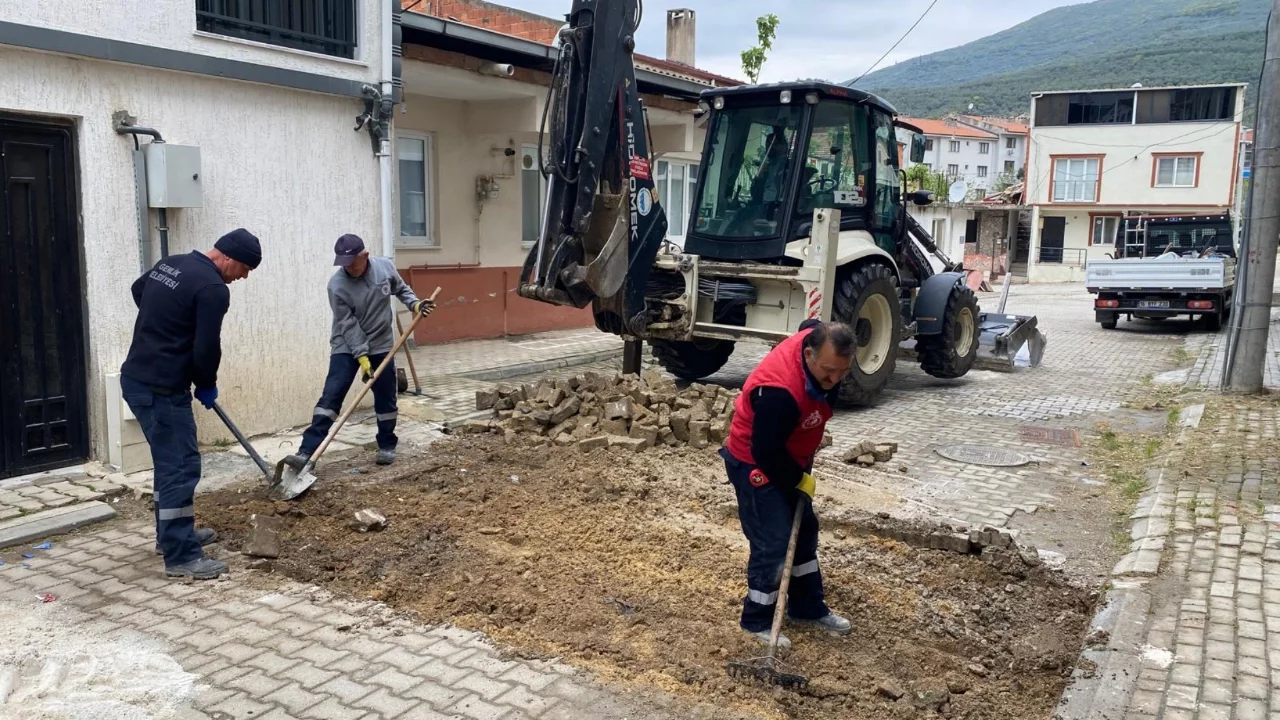 Gemlik'te altyapı ve yol düzenleme çalışmaları aralıksız sürüyor