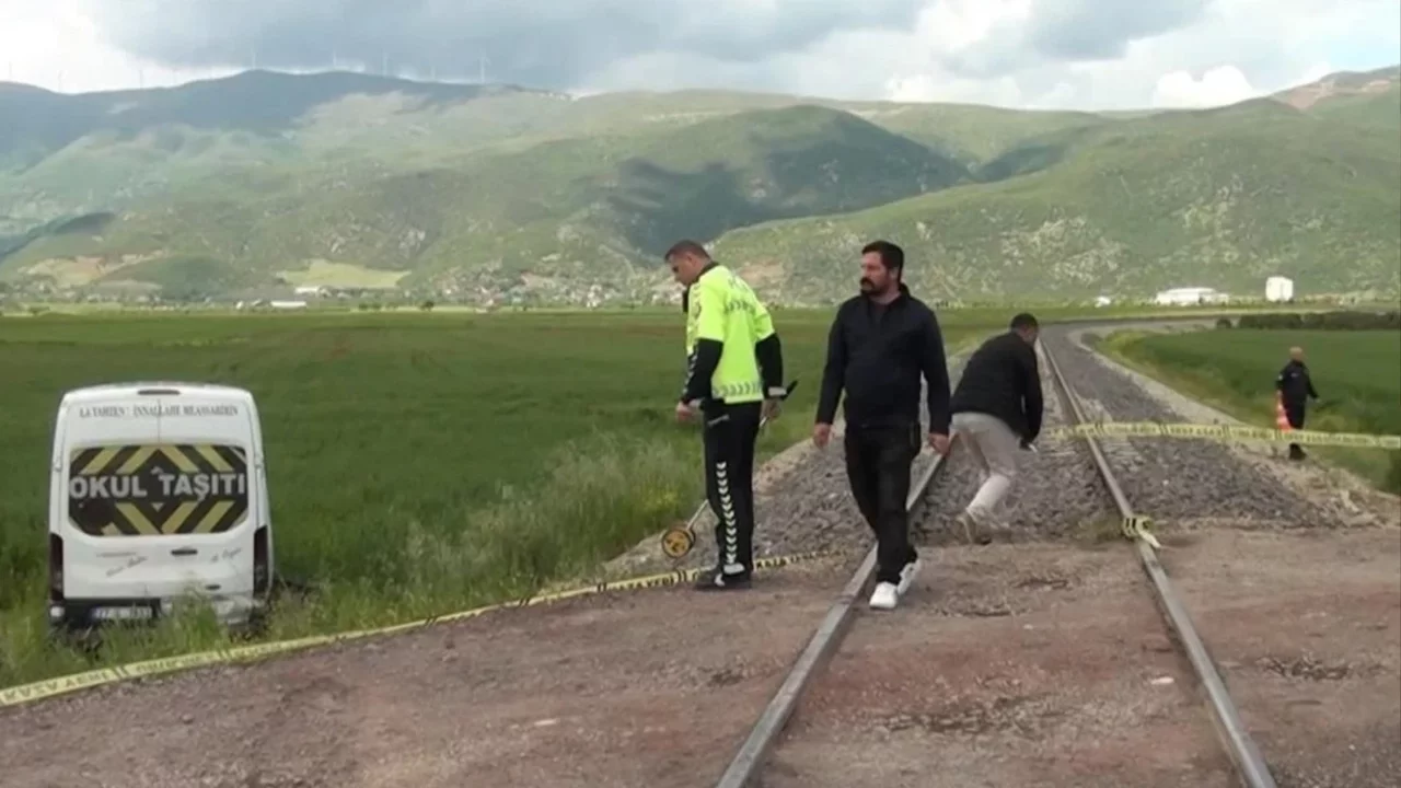 Öğrenci servisine tren çarptı: 13 yaralı