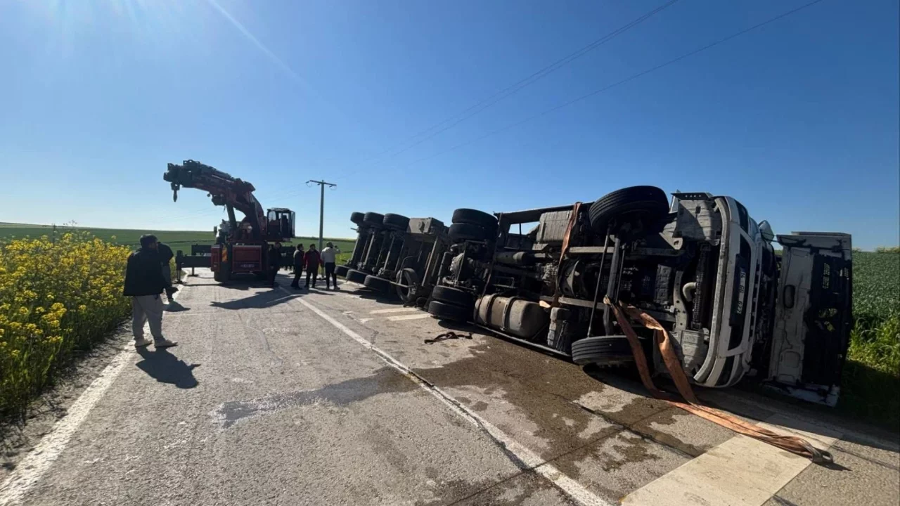 Tekirdağ'da tır devrildi: Sürücüsü yaralandı
